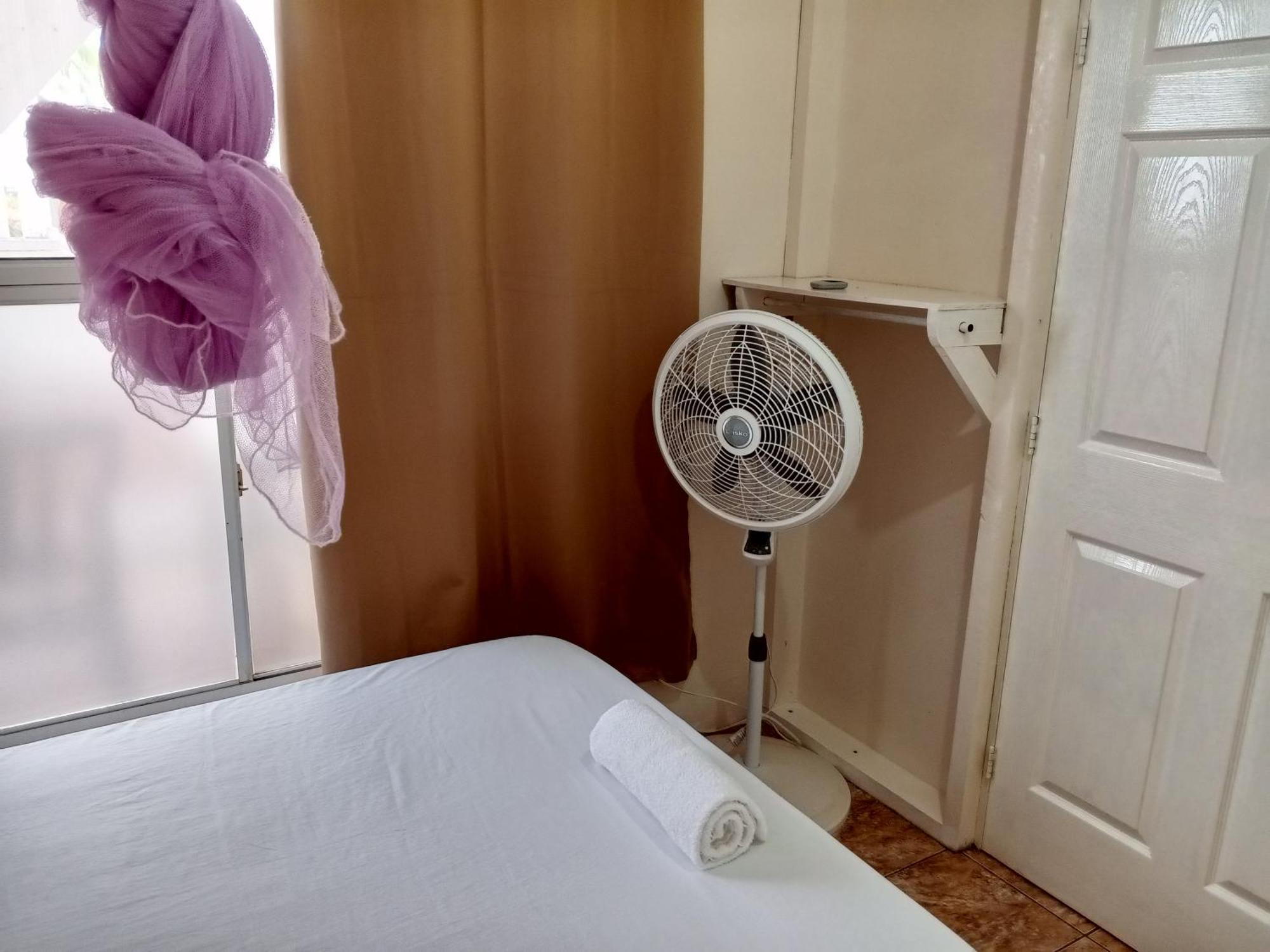 Christina'S Guest House Official جزيرة ليتل كورن المظهر الخارجي الصورة