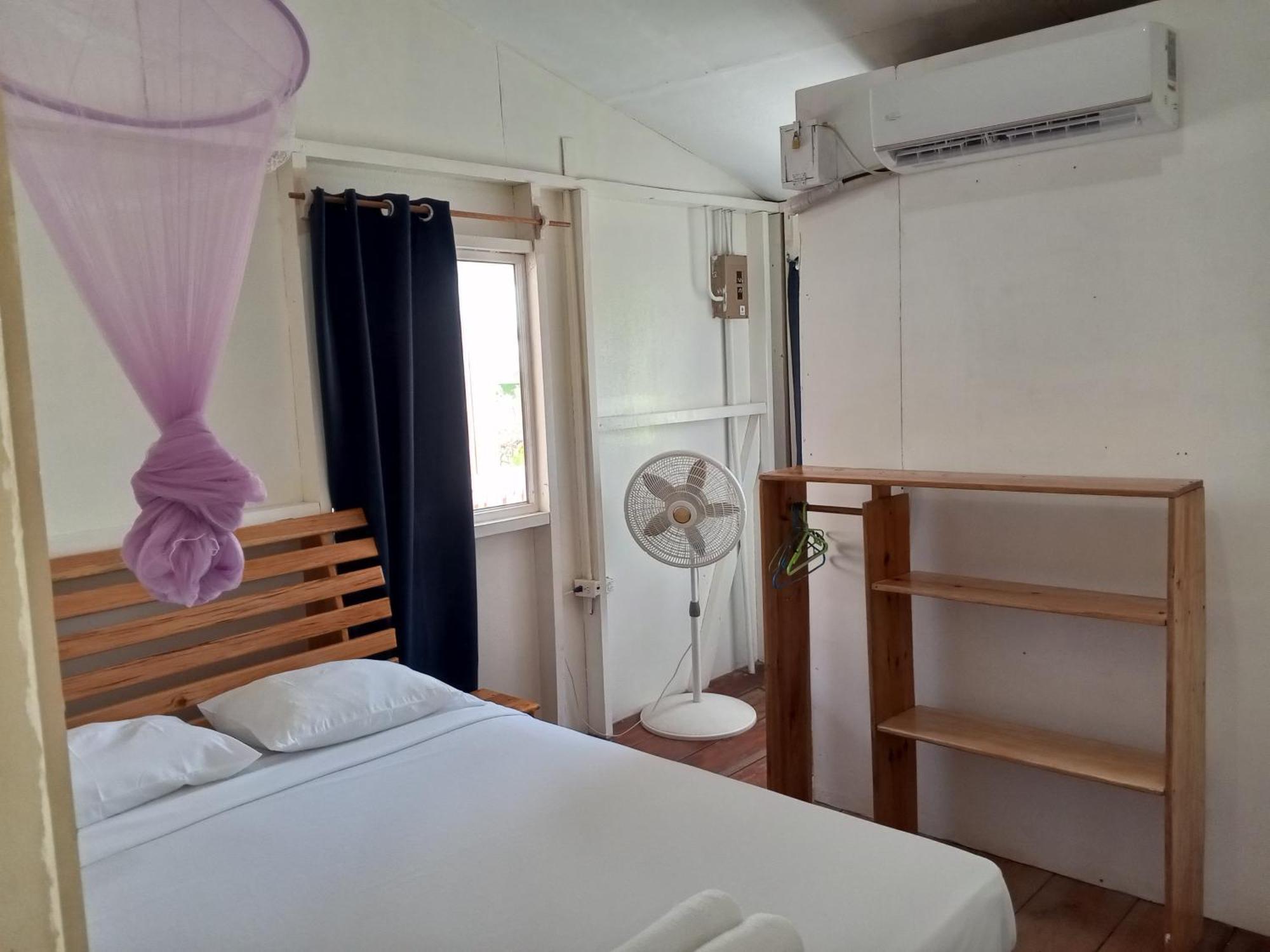 Christina'S Guest House Official جزيرة ليتل كورن المظهر الخارجي الصورة